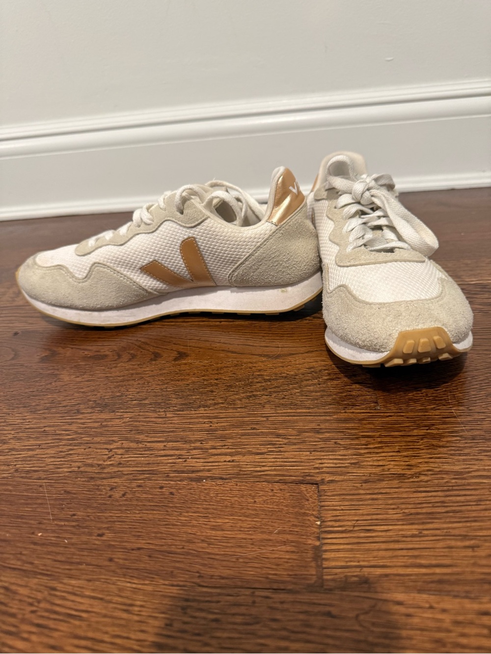 Veja Women’s Sneakers in Off-White & Tan